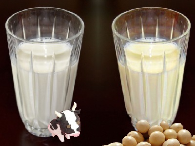 牛乳と豆乳の画像