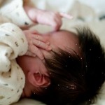 赤ちゃんの頭皮がくさい！うろこみたいなものはフケ？対処法は？