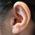 耳たぶにしこりやできものができる原因！膿があって痛いのは病気？