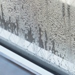 出窓の結露の原因や対策方法！おすすめの防止グッズは？